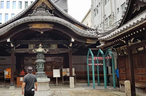 Autograf students at the Abe no Seimei temple.